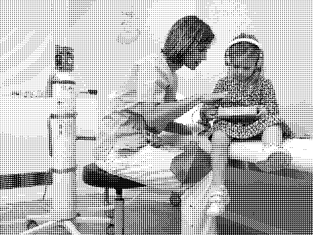 Une infirmière qui joue avec une enfant pour la détendre