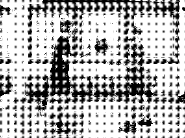 Photo d'un physio et son patient faisant un exercice debout avec un ballon