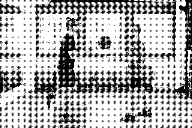 Photo d'un physio et son patient faisant un exercice debout avec un ballon