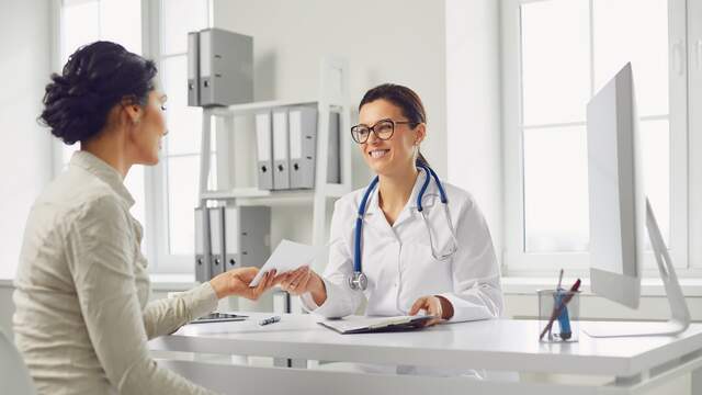 Image d'une professionnelle et sa patiente en consultation