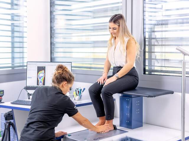 Photo d'une orthopédiste occultant une patiente