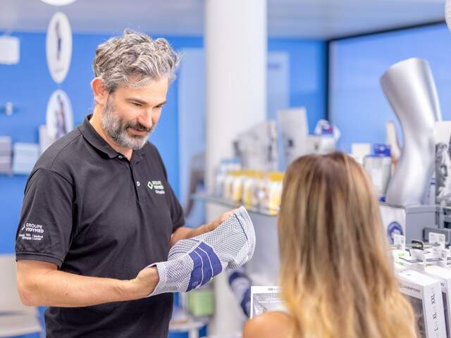 Photo d'un orthopédiste expliquant son traitement à une patiente